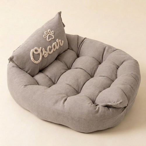 Coussin pour chien taupe avec prénom brodé en relief sur l oreiller