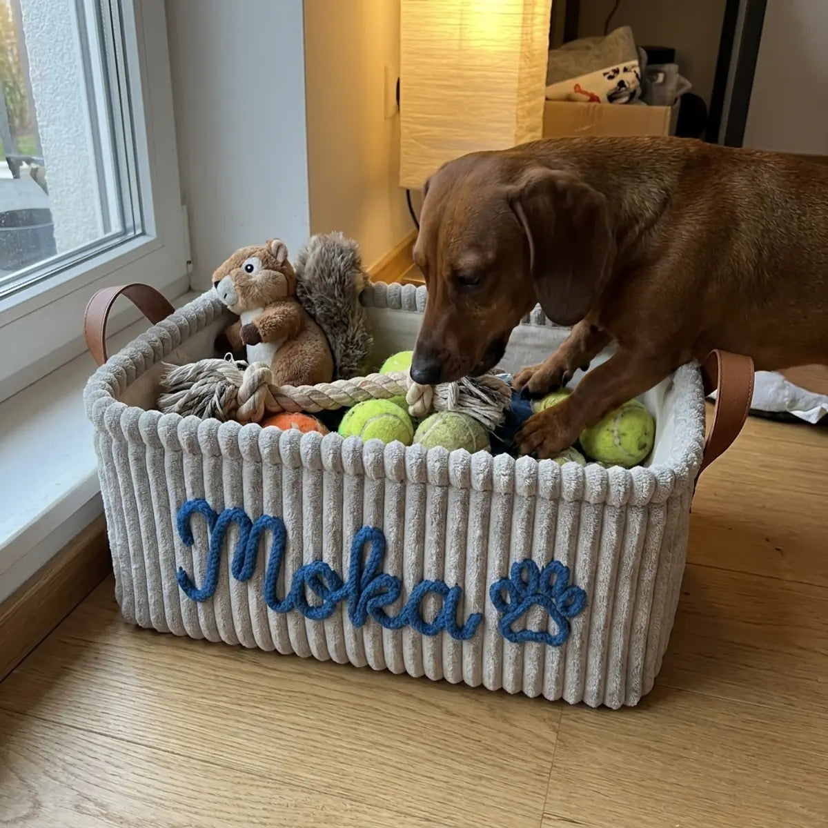 Panier à jouets gris clair brodé en bleu au prénom du chien