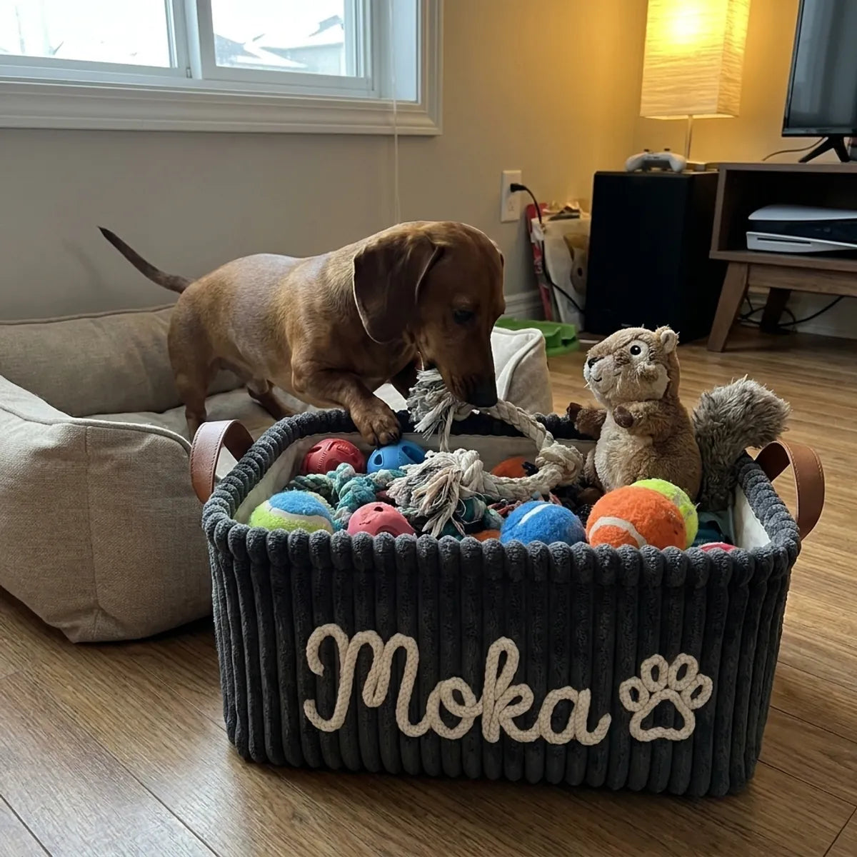 Panier à jouets gris anthracite brodé en blanc au prénom du chien