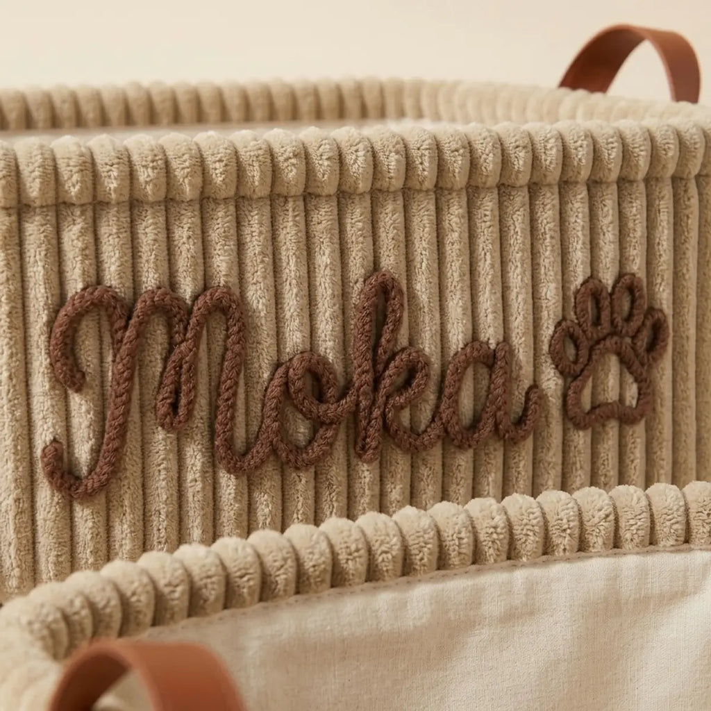 Gros plan sur la broderie en relief du prénom sur le velours côtelé