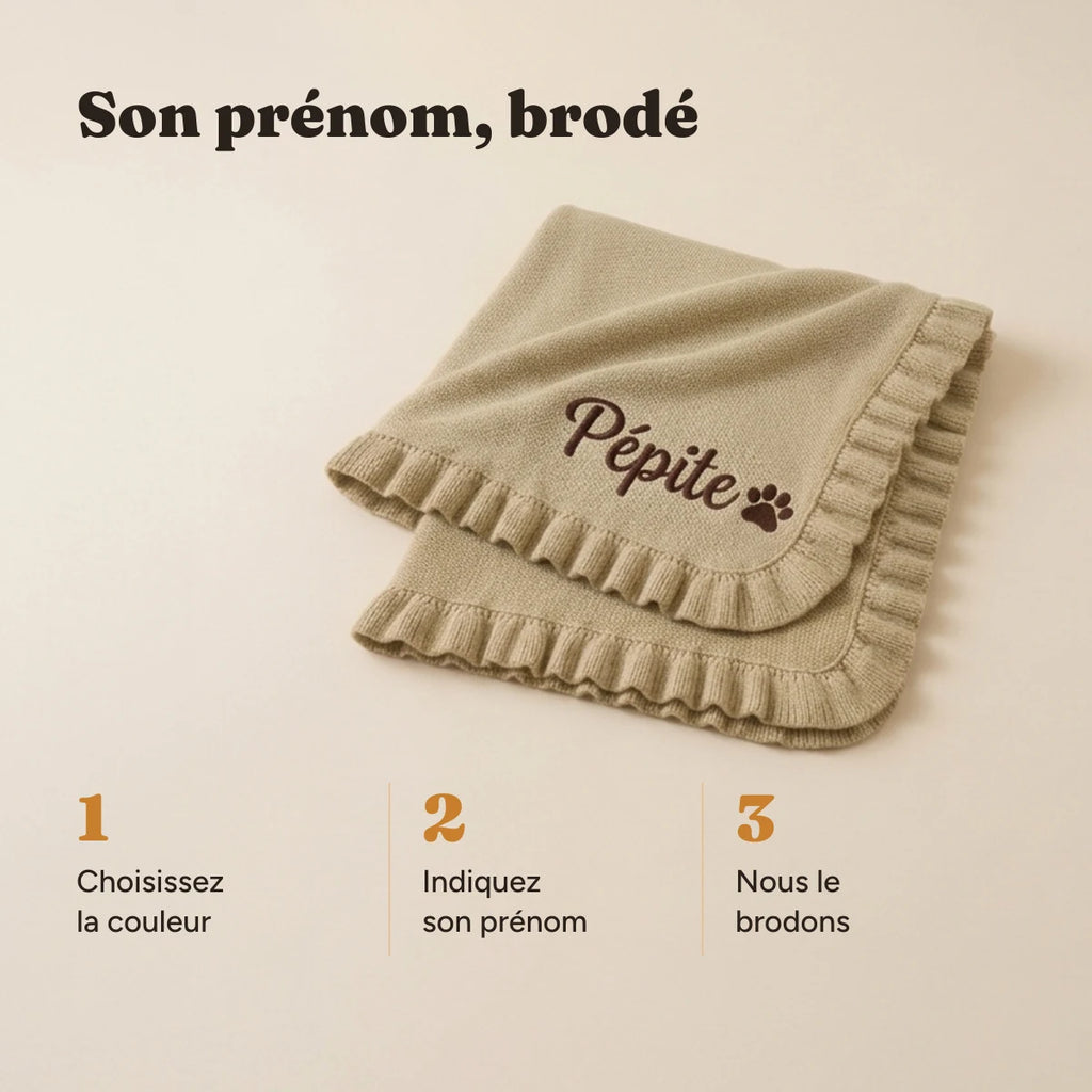 Les trois étapes pour faire broder le prénom de son chien sur le plaid